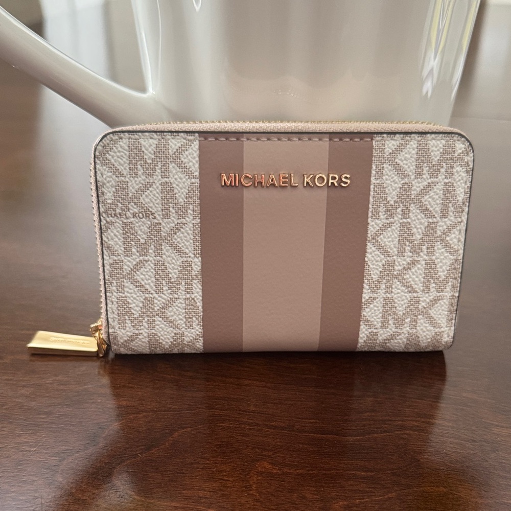 Michael Kors Cream and Tan Logo Wallet - Picture 4 of 4